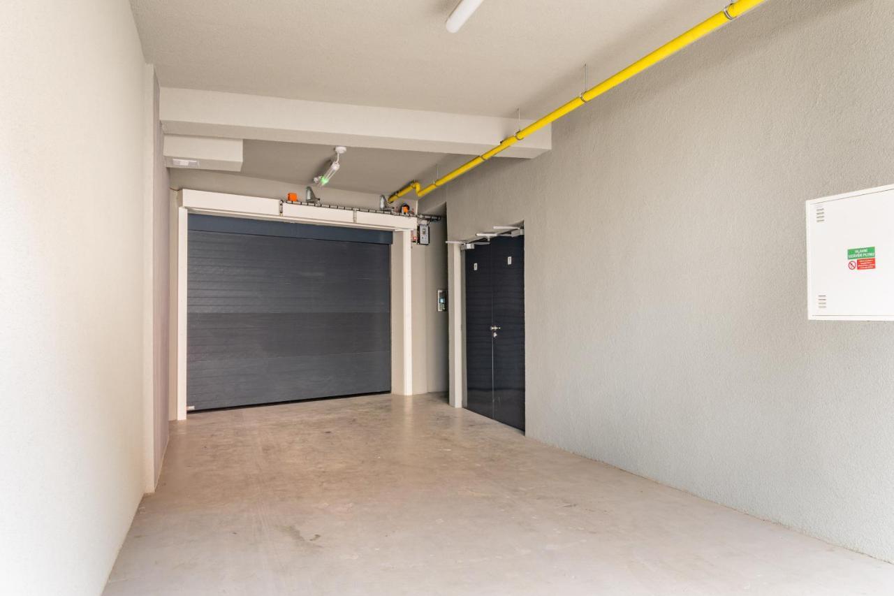 Brand New Studio Apartment #51 With Free Secure Parking In The Center Прага Экстерьер фото